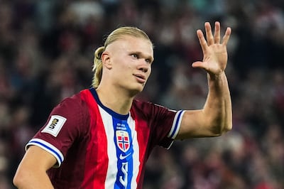 El noruego Erling Braut Haaland anota el décimo gol para su equipo (10-1) durante el partido de fútbol del Grupo I de las eliminatorias europeas para el Mundial de la FIFA 2026 entre Noruega y Moldavia, en Oslo, Noruega.
