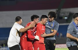 Los arqueros Nelson Ferreira y Óscar Toledo festejan la clasificación con el preparador Osvaldo Cabral.