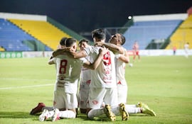 Los jugadores de General Caballero de Juan León Marllorquín celebran uno de los tres goles con los cuales salieron airosos de Capiatá.
