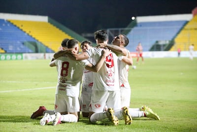 Los jugadores de General Caballero de Juan León Marllorquín celebran uno de los tres goles con los cuales salieron airosos de Capiatá.
