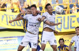 Los solenses Fernando Díaz (14) y Víctor Barrios se anticipan el salto al capitán de Luqueño, Pablo Aguilar, que golpea fuerte.