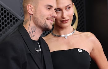 ¡Linda parejita! Justin Bieber y Hailey Bieber en la alfombra roja de los Grammy en el Crypto.com Arena. (Amy Sussman/Getty Images/AFP)