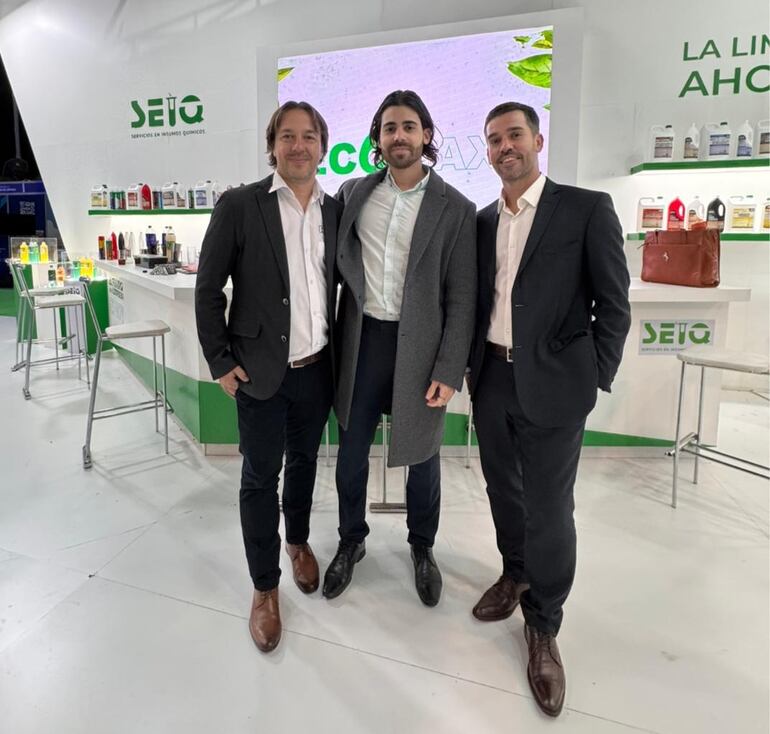 Fernando García, director y propietario de Royco Argentina, Pedro Fariña, fundador de Expo limpieza y Space, y Rodrigo Abete, director y propierario de Seiq Argentina, en el stand de Expo Limpieza Argentina 2025, realizada en la ciudad de Buenos Aires.