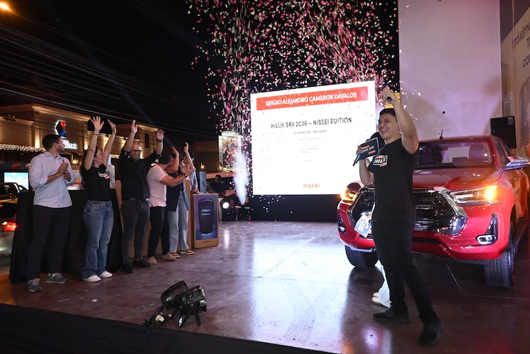 Momento en que se dio a conocer el nombre del flamante ganador de la Toyota Hilux de Nissei: Sergio Cameron.