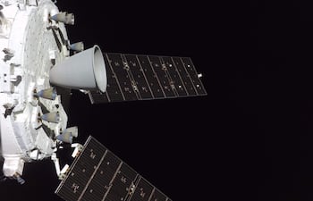 Fotografía cedida por la NASA de una imagen capturada por una cámara instalada en un ala de los paneles solares de la nave espacial Orion donde se aprecian los motores de su módulo de servicio.