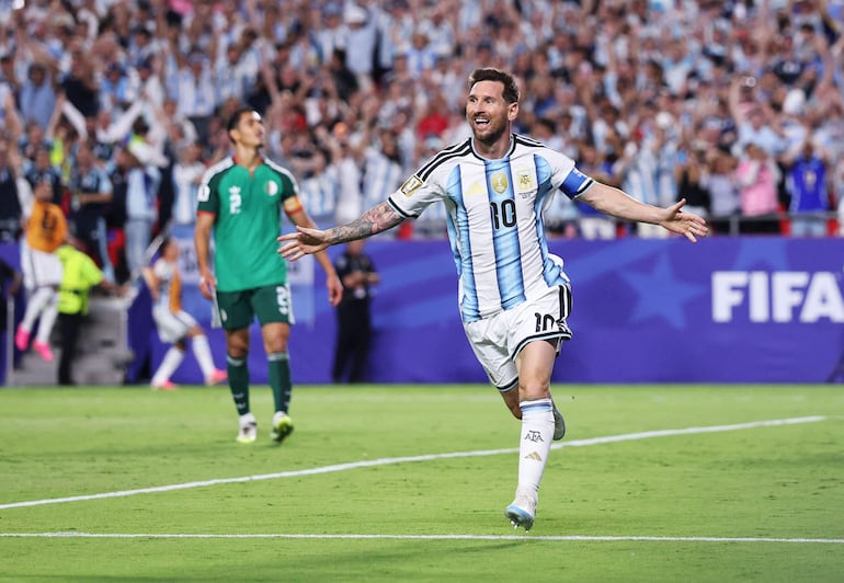 Lionel Messi de Argentina celebra tras anotar el segundo gol de su equipo durante el partido del Grupo J de la Copa Mundial de la FIFA 2026 entre Argentina y Argelia en el Kansas City Stadium.