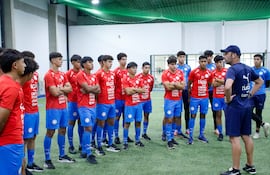 El entrenador de la selección paraguaya Sub 17, Mariano Esteban Uglessich y una charla para los seleccionador albirrojos.