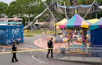 Agentes de policía patrullan el lugar de un tiroteo masivo en el festival gastronómico "Bite of Seattle", el 26 de julio de 2026, en Seattle, Washington.