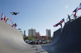 Magnus Magiar de Alemania participa en la ronda clasificatoria en los Juegos Mundiales de Patinaje (World Skate Games). De fondo, el Palacio de Gobierno, en la Costanera de Asunción.