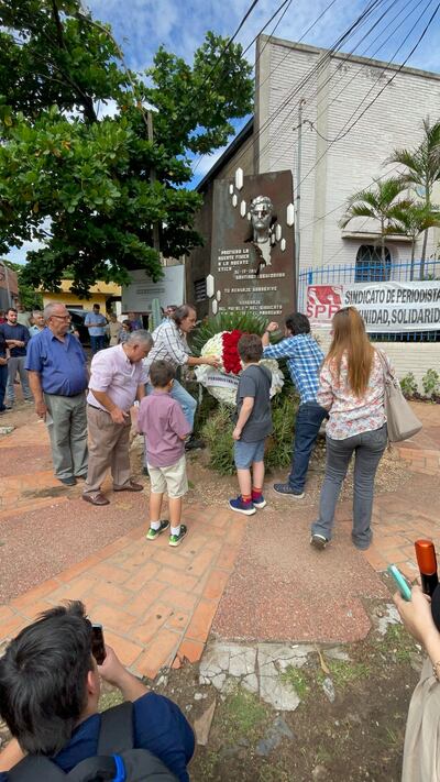 Imágenes del acto en conmemoración al Día del Periodista Paraguayo, este sábado 26 de abril. Colocaron una corona de flores en honor al asesinado Santiago Leguizamón.