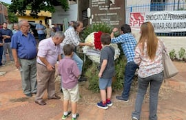 Imágenes del acto en conmemoración al Día del Periodista Paraguayo, este sábado 26 de abril. Colocaron una corona de flores en honor al asesinado Santiago Leguizamón.