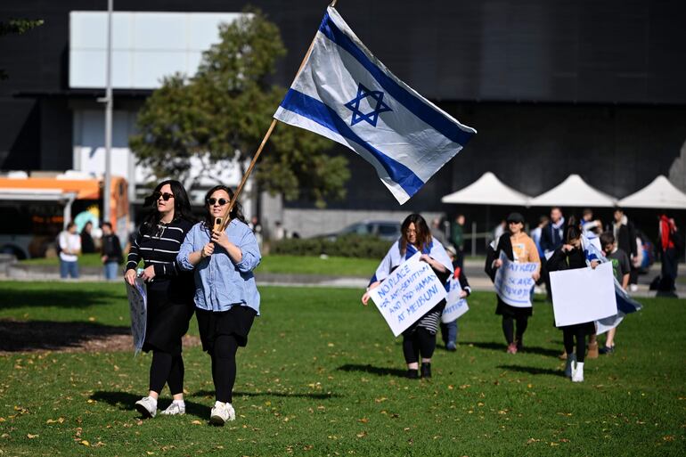 Manifestantes a favor de Israel también se reunieron en el campus de la Universidad de Melbourne.