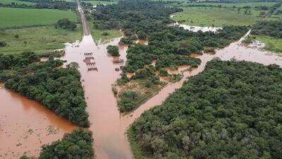 La estructura para el nuevo puente de hormigón armado casi fue superada por el agua.