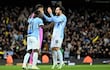 El centrocampista francés Rayan Cherki, y el centrocampista belga, Jérémy Doku celebran con el guardameta argentino, Gerónimo Rulli, tras el partido de fútbol de la cuarta ronda de la Copa de la Liga de Inglaterra entre el Manchester City y el Brighton and Hove Albion en el estadio Etihad de Mánchester.