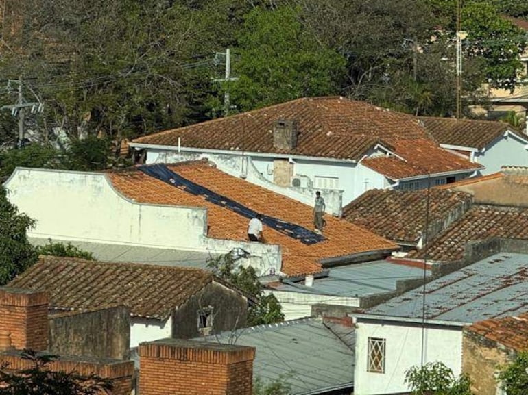 Vista panorámica de Ciudad Nueva, con edificios y casas de techos de tejas rojas bajo un cielo despejado.