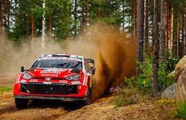 Sébastien Ogier y Julien Ingrassia, a bordo del Toyota GR Yaris Rally1, durante la etapa de hoy.