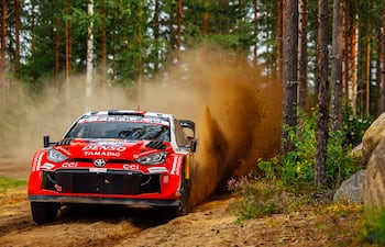 Sébastien Ogier y Julien Ingrassia, a bordo del Toyota GR Yaris Rally1, durante la etapa de hoy.