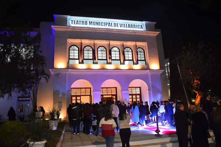 Autoridades y diplomáticos celebraron la reapertura del Teatro Municipal de Villarrica.
