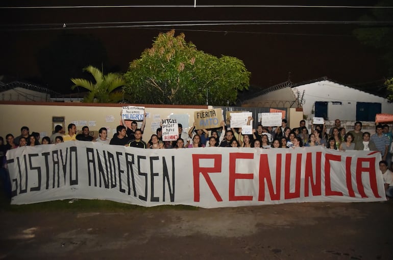 Desde noviembre de 2015, miembros del Centro de Estudiantes de la Facultad de Medicina realizaron varias protestas exigiendo la renuncia de Rodríguez Andersen y los hermanos Ibarrola.