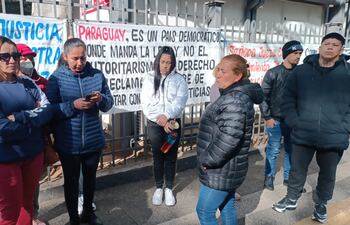 Reclaman que sus familiares recluidos en Emboscada están aislados.