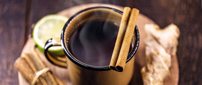 Bebida caliente de Brasil, llamada "quentão", hecha con limón, jengibre, palitos de canela, pinga o cachaça con anís o clavos.