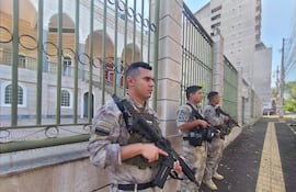 Agentes del Grupo Especial de Operaciones (GEO) frente a la Mezquita del Este.
