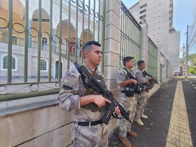 Agentes del Grupo Especial de Operaciones (GEO) frente a la Mezquita del Este.