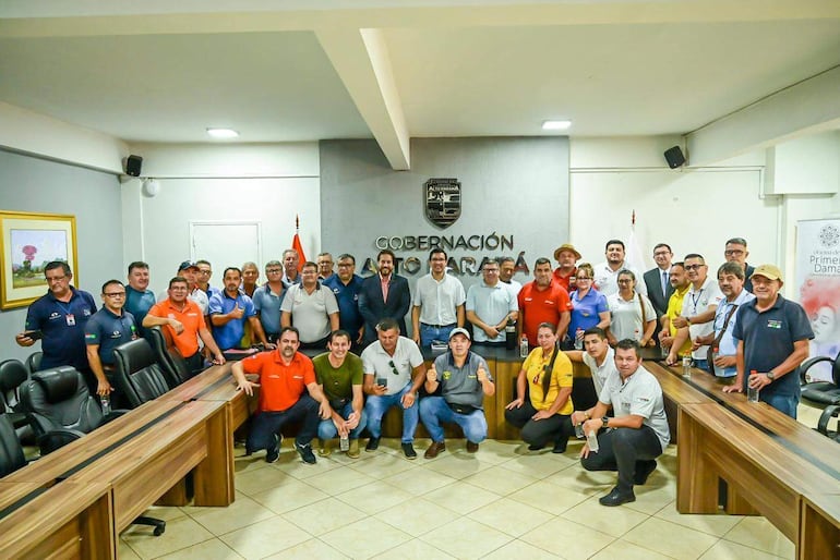 La reunión de los trabajadores con el gobernador e intendente.