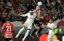 Duelo aéreo entre Memphis Depay y Leandro González Pírez, durante el partido de ida entre Estudiantes y Corinthians (1-1).