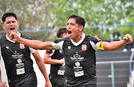 Derlis Chaparro Fernández y Éver Brítez Cabrera, en el festejo de uno de los goles del 4 de Mayo de Capiibary.