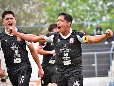 Derlis Chaparro Fernández y Éver Brítez Cabrera, en el festejo de uno de los goles del 4 de Mayo de Capiibary.