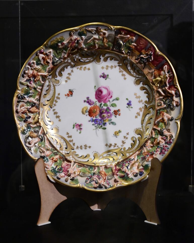 Plato de Elisa Bonaparte. Porcelana de Capodimonte - Italia - siglo XIX. Ornamentación neoclásica fabricada para la hermana de Napoleón, princesa de Lucca y Piombino, gran duquesa de Toscana.