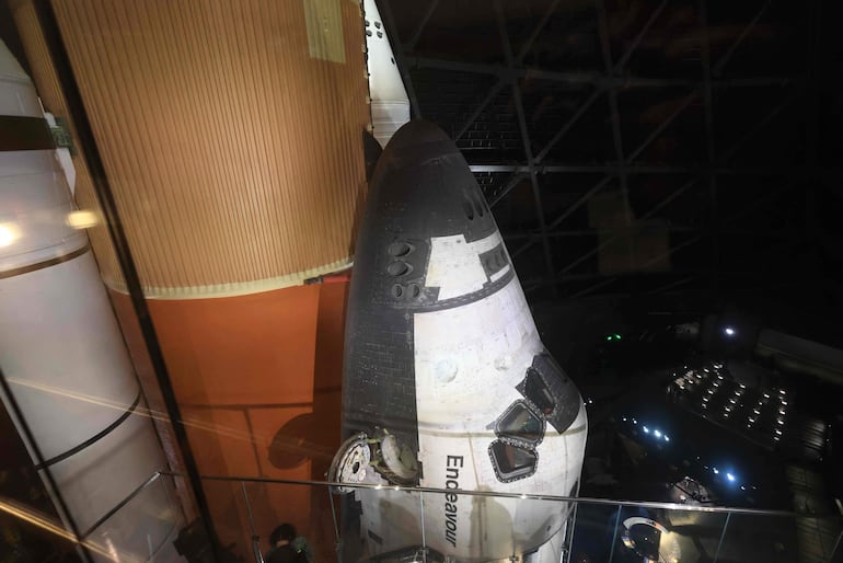 El transbordador espacial Endeavour de la NASA se exhibe en posición de lanzamiento en el Centro Aéreo y Espacial Samuel Oschin, durante una presentación para los medios en el Centro de Ciencias de California, en Los Ángeles, el 28 de octubre de 2026.