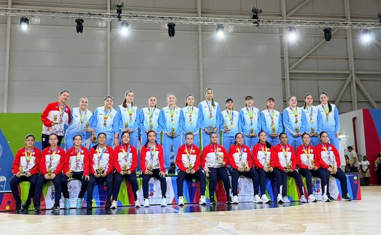 Las chicas subieron al podio para recibir la medalla de plata en futsal, mientras las argentinas festejaron en lo mas alto, con el oro.