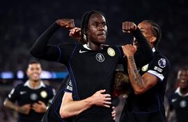 Trevoh Chalobah celebra su gol, el quinto para el Chelsea en la victoria 5-1 sobre el West Ham.