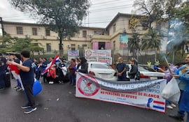 Manifestantes con carteles y banderas paraguayas exigen dignificación laboral en la protesta contra el MSPyBS.