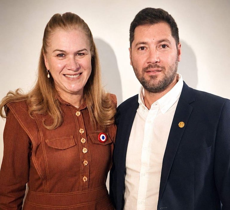 La ministra de Salud Pública, María Teresa Barán, y el vicerrector de la Universidad Central del Paraguay, Luis López Lafuente.