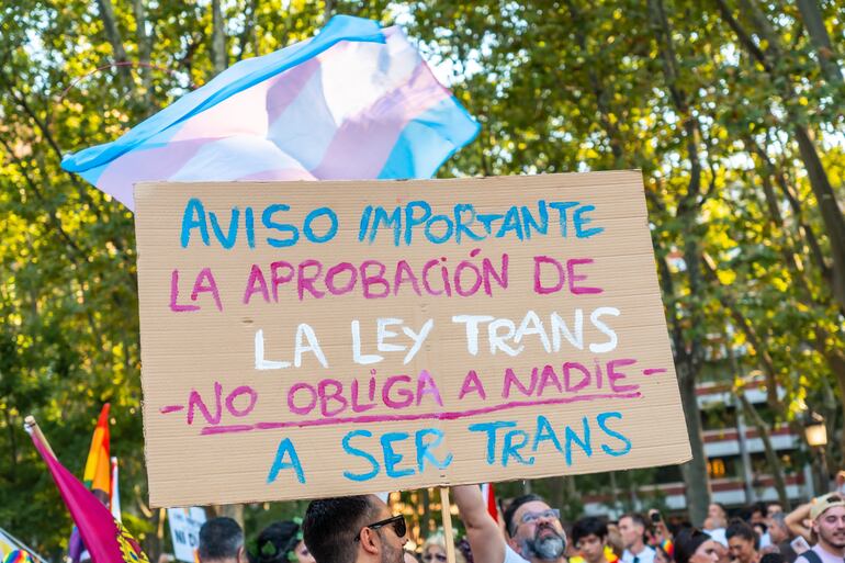 Un cartel con la leyenda "Aviso importante, la aprobación de la ley trans no obliga a nadie a ser trans".