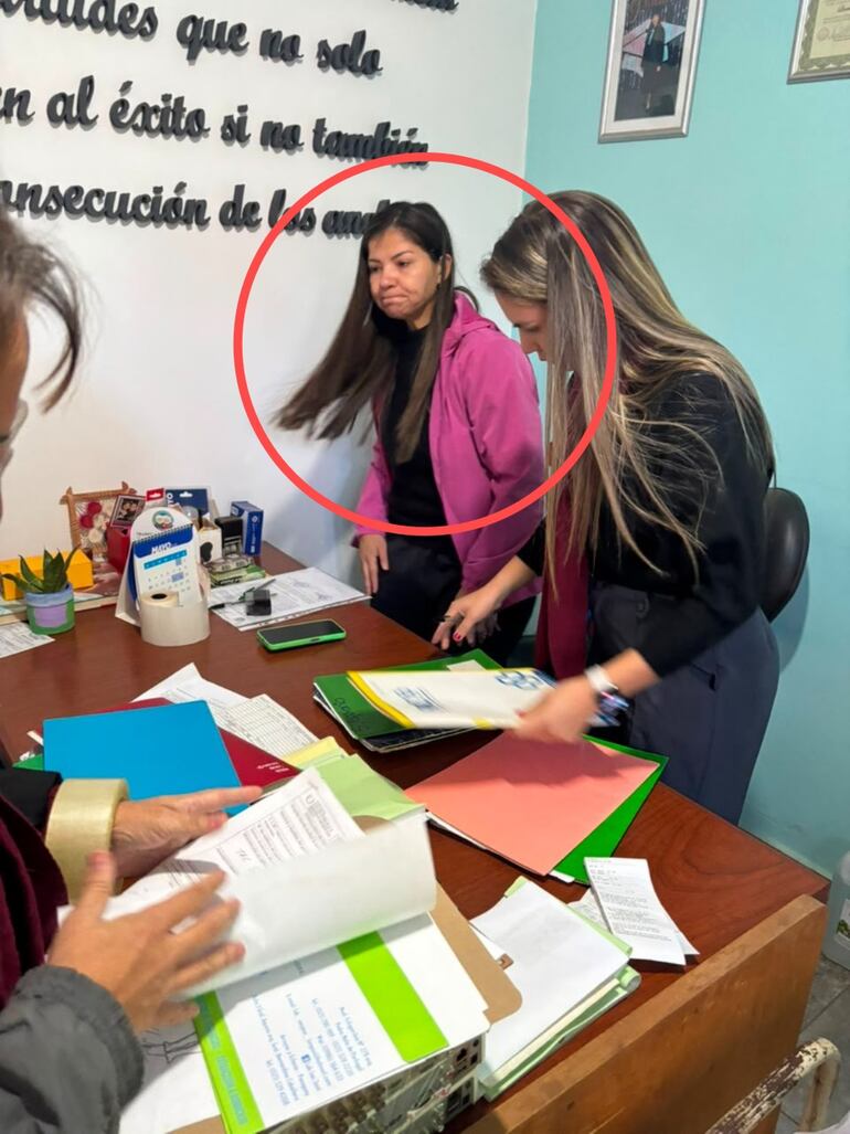Sara Andrea Irala Zárate (en círculo), imputada y con pedido de prisión preventiva.