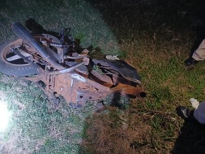 La motocicleta en la que viajaba la víctima fatal quedó prácticamente destruida tras el accidente.