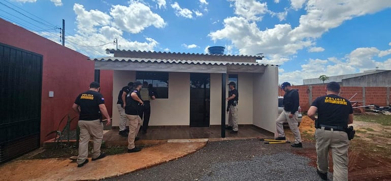 Agentes policiales inspeccionan una vivienda allanada en Pedro Juan Caballero.