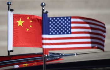WASHINGTON, DC - SEPTEMBER 25: Se observan las banderas de Estados Unidos y China en la caravana del presidente estadounidense Donald Trump durante su visita al Museo de los Archivos Nacionales junto al presidente chino Xi Jinping, el 25 de septiembre de 2026 en Washington D. C.