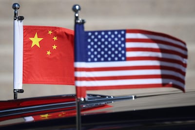 WASHINGTON, DC - SEPTEMBER 25: Se observan las banderas de Estados Unidos y China en la caravana del presidente estadounidense Donald Trump durante su visita al Museo de los Archivos Nacionales junto al presidente chino Xi Jinping, el 25 de septiembre de 2026 en Washington D. C.