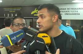 El uruguayo Lucas Morales conversa con los medios durante la llegada al Aeropuerto Internacional Silvio Pettirossi para fichar por Olimpia.