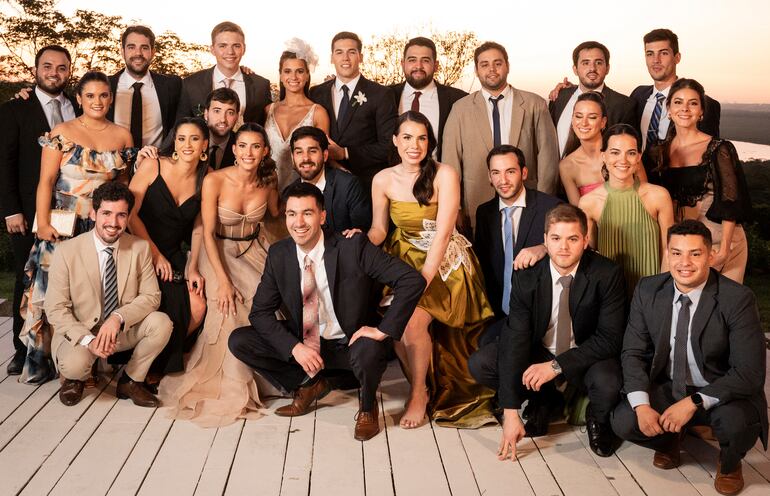 Andrea y Facundo en compañía de sus amigos y familiares.
