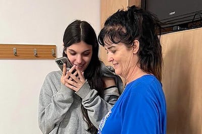 Natalie Shoshana Raanan (izq.) y Judith Tai Raanan hablando por teléfono con el presidente estadounidense Joe Biden, después de ser rehenes y luego liberadas por Hamás.