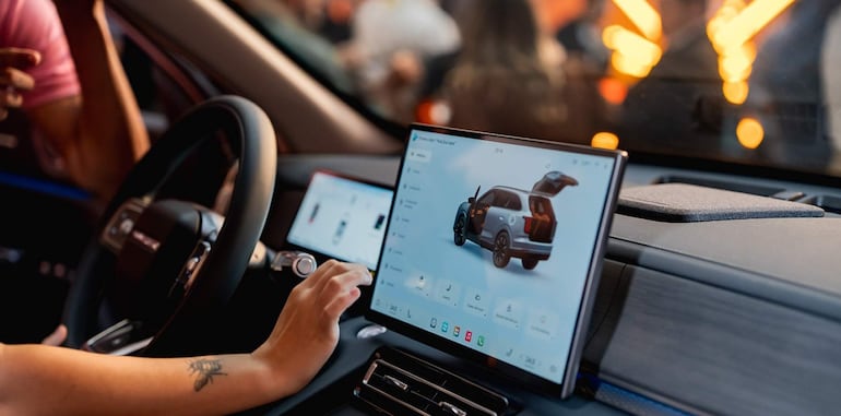 El SOUEAST trae un amplio espacio interior junto a un equipamiento orientado al confort y la tecnología, como pantalla central de 15,6”, conectividad total y climatización tri-zona.