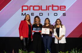 Marcela Jara, Gisela Salomón, Rocío Brizuela y Liz Lagerenza recibieron el premio en representación de Prourbe Medios.