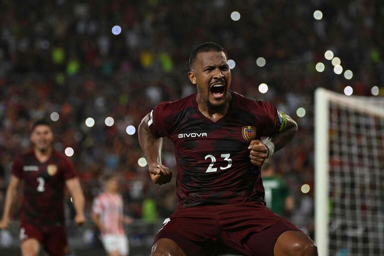 Salomón Rondón grita con todo después de anotar el gol contra Paraguay