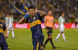 El paraguayo Adam Bareiro (d), futbolista de Boca Juniors, festeja un gol en el partido ante Gimnasia de Chivilcoy por los 32avos de final de la Copa Argentina 2026 en el estadio Padre Martearena, en Salta, Argentina.